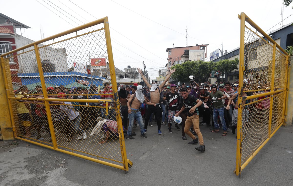 Después del forcejeo lograron abrir el portón que les impedía el paso hacia la frontera con México.