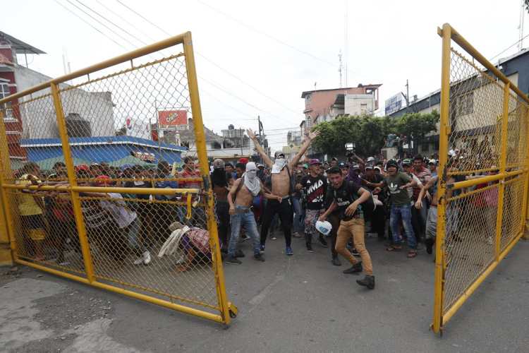 Después del forcejeo lograron abrir el portón que les impedía el paso hacia la frontera con México.