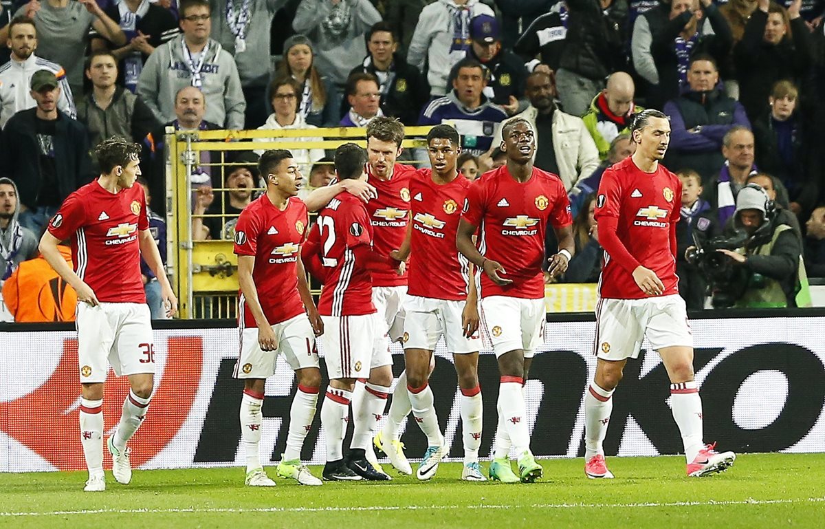Los jugadores del Manchester United celebran el gol contra el Anderlecht en la ida de los cuartos de final de la Europa League. (Foto Prensa Libre: EFE)