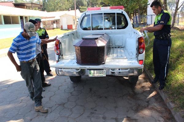 Familiares del agricultor Prudencio Cruz Santizo trasladaron su cuerpo desde la morgue del Inacif en Santa Cruz del Quiché hacia Pachalum. (Foto Prensa Libre: Oscar Figueroa)