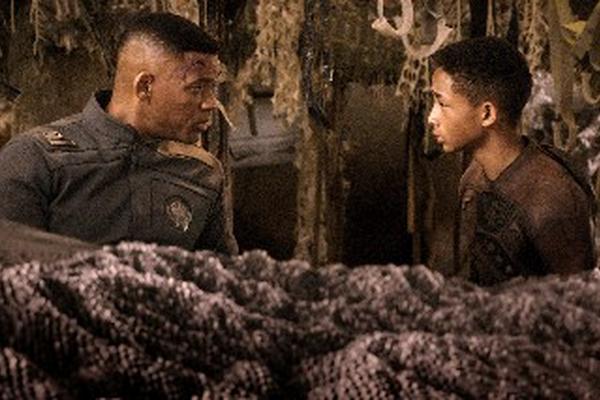 <span id="result_box" lang="es"><span class="hps">Imagen de la p</span><span class="hps">elícula estrenada</span> <span class="hps">por</span> <span class="hps">Sony -</span> <span class="hps">Columbia Pictures</span> "After Earth" <span class="hps">que muestra</span> <span class="hps">a Will</span> <span class="hps">Smith (</span><span>izquierda)</span> <span class="hps">y Jaden</span> <span class="hps">Smith. </span><span class="hps atn">(</span><span>Foto. Agencia AP)</span><span class="hps"></span></span>