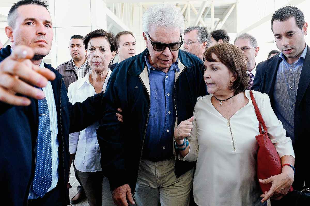 El expresidente español, Felipe González, (centro), se saluda con la esposa del líder Antonio Ledezma, Mitzy Capriles (derecha), al arribo del exgobernante español a Caracas. (Foto Prensa Libre: AFP).