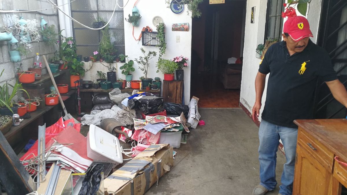 Francisco Sales inició la evacuación de una parte de su casa que podría estar en riesgo por el derrumbe. (Foto Prensa Libre: Estuardo Paredes)
