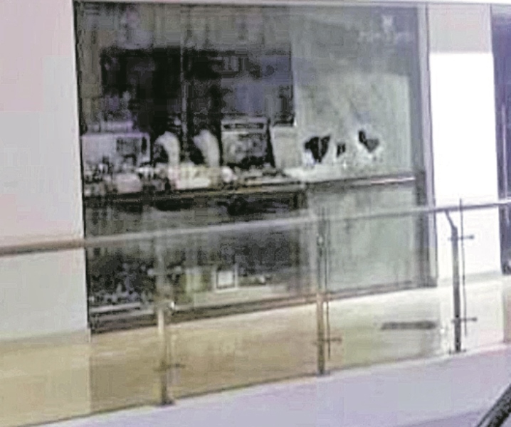 Así quedó el ingreso a uno de los comercios afectados. (Foto Prensa Libre: Cortesía).