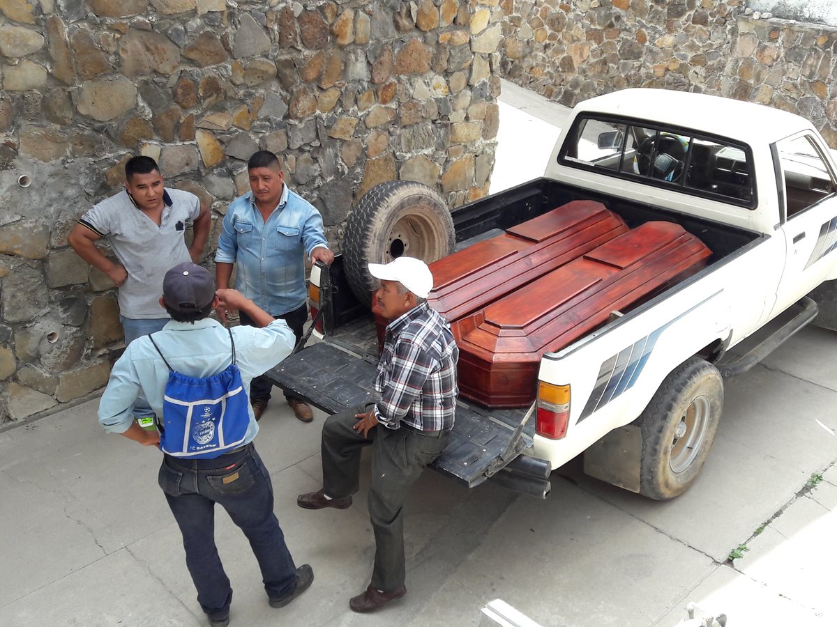 Familiares de los hermanos asesinados retiran los restos de ambos de la morgue del INACIF de Jalapa (Foto Prensa Libre: Hugo Oliva)