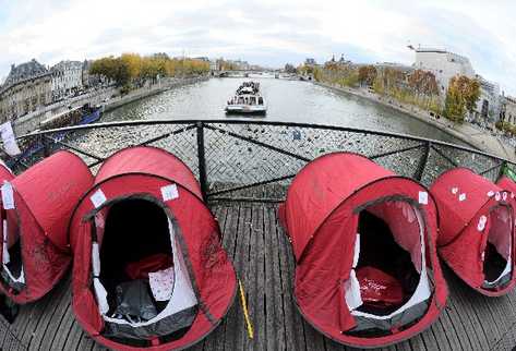 treinta y una carpas fueron instaladas en París como una medida en contra de las políticas de la protección de los  que no cuentan con  alojamiento.