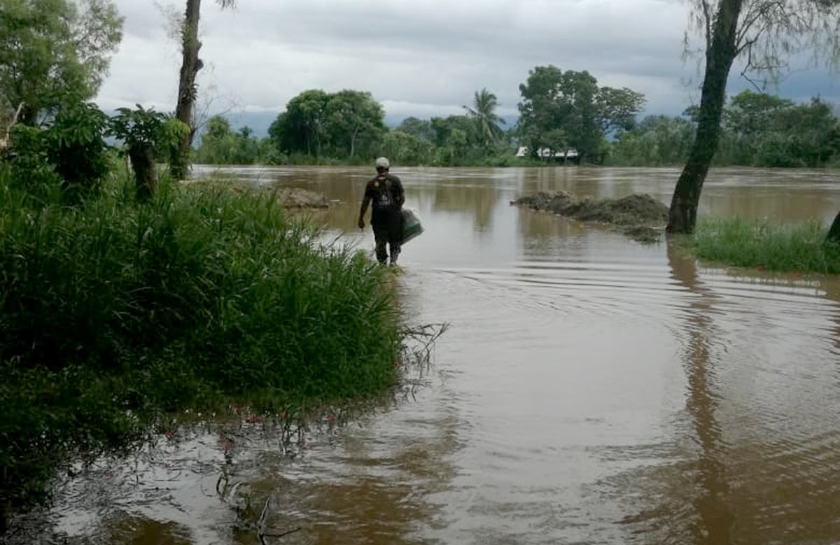 Un agricultor camina por la comunidad Rancho Grande, El Estor, Izabal, afectada por las intensas lluvias. (Foto Prensa Libre: Dony Stewart).
