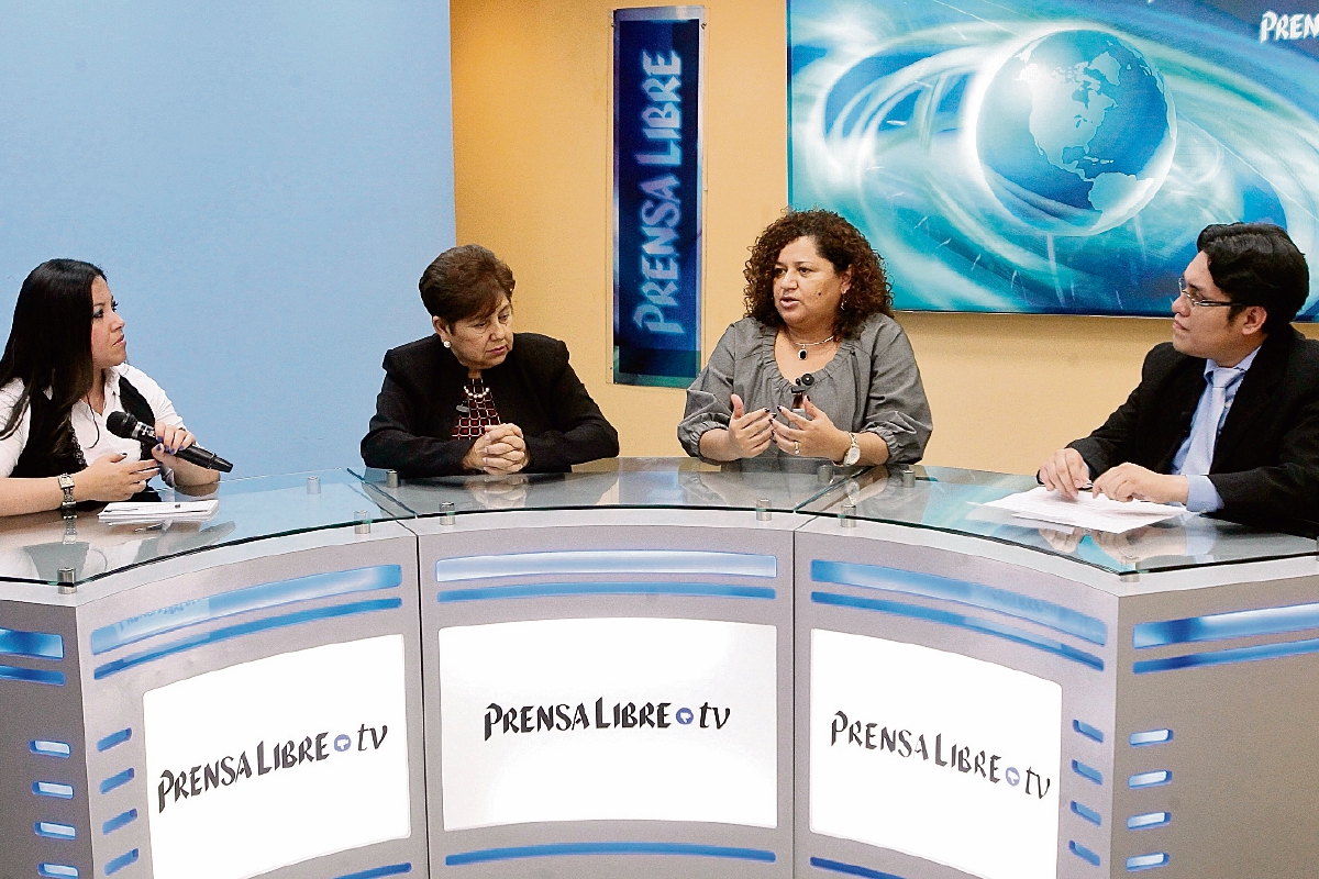 Luz González, paciente renal, y Zulma Calderón, de la PDH —al centro—, durante el programa Diálogo Libre, conversan con los periodistas Andrea Orozco y José Manuel Patzán.