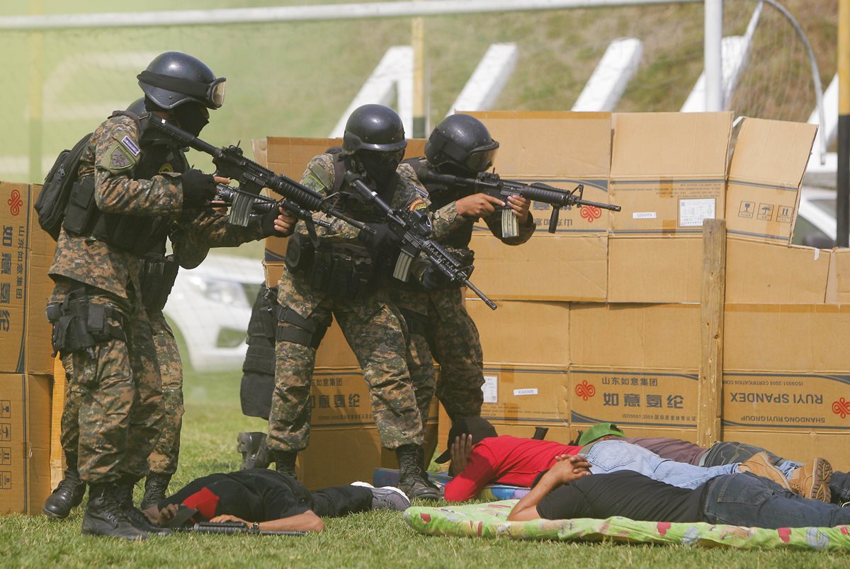Integrantes de las fuerzas especiales, durante una demostración. (Foto Prensa Libre: EFE)