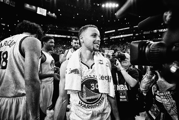 Stephen Curry es el nuevo rey de la NBA. Quiere celebrar el título con los Warriors. (Foto Prensa Libre: AFP)