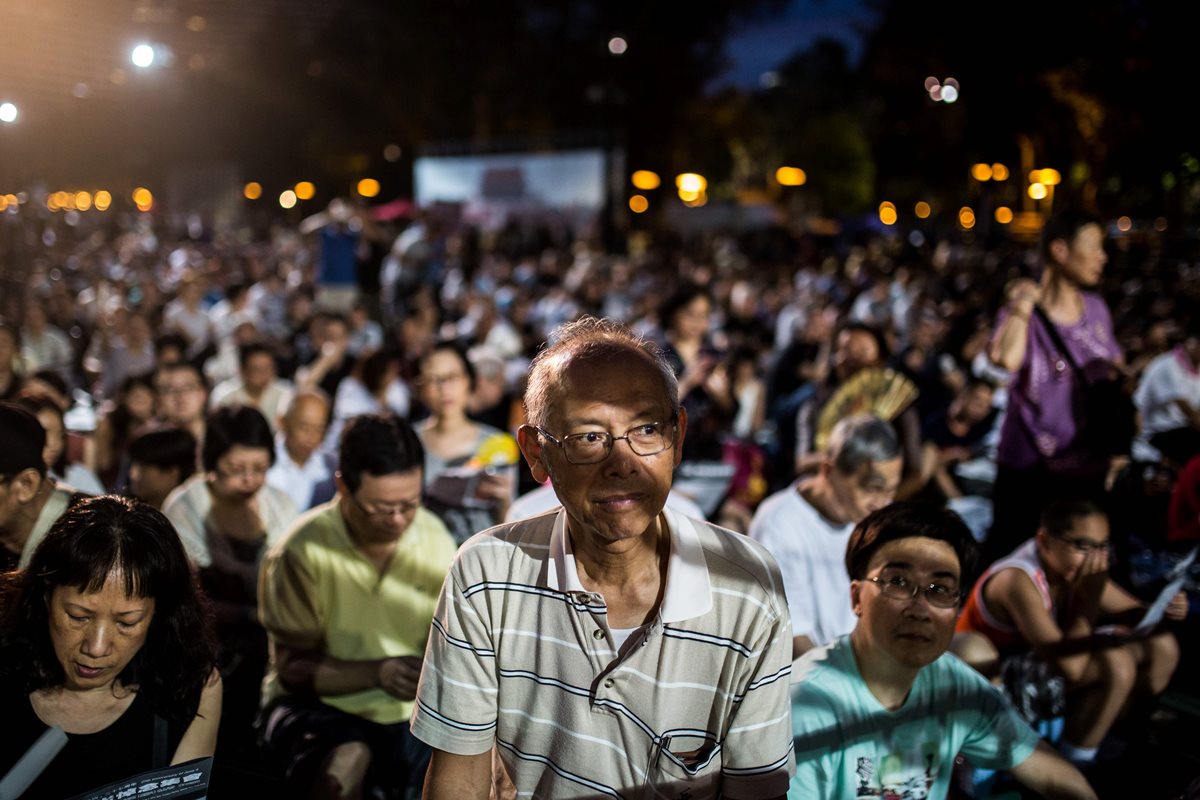 Multitud conmemora matanza en Hong Kong. (Foto Prensa Libre: AFP)