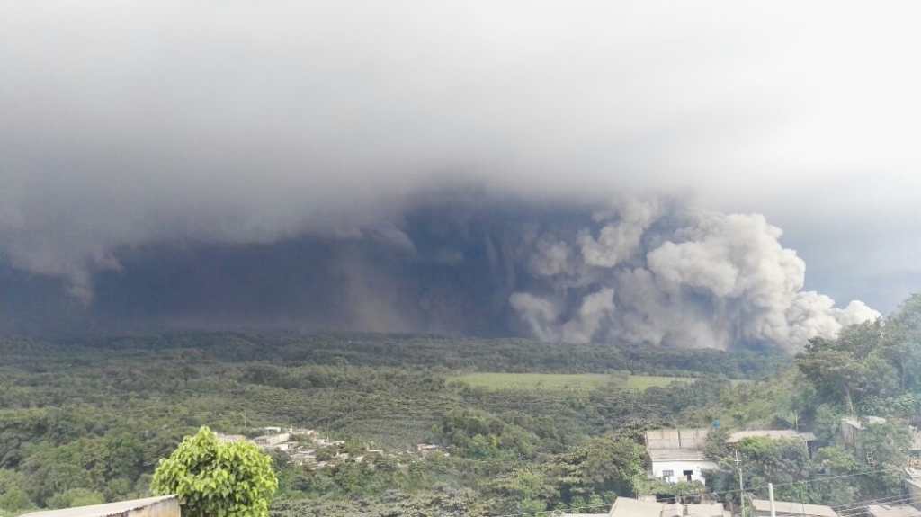 Según la CONRED esta es la segunda erupción del Volcán de Fuego durante el 2018. El coloso es uno de los más activos de Guatemala.