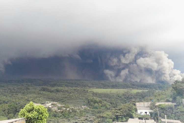 Según la CONRED esta es la segunda erupción del Volcán de Fuego durante el 2018. El coloso es uno de los más activos de Guatemala.