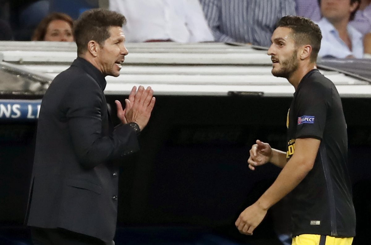 El técnico Diego Simeone da instrucciones a Koke Resurrección.