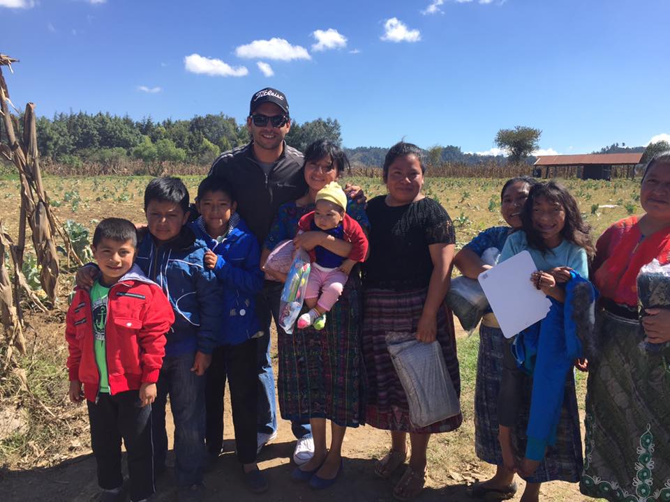 El golfista José Toledo hizo entrega de varios regalos a niños en Chimaltenango y Santa Rosa. (Foto Prensa Libre: José Toledo)
