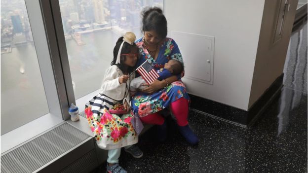 La inmigrante de Bangladesh Khadijatul Rahman, de 29 años, coge a su bebé Zavyaan, de 2 semanas, tras convertirse en ciudadana estadounidense. GETTY IMAGES