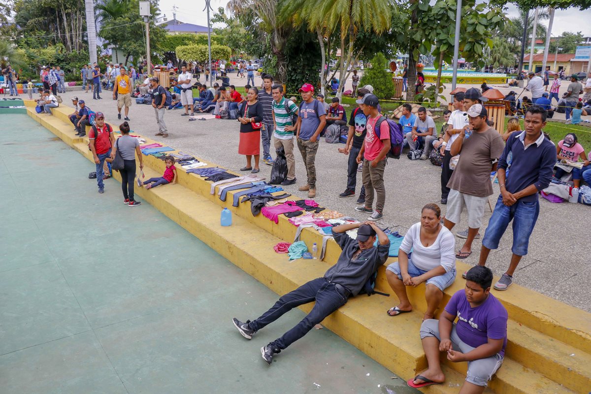 Migrantes hondureños secan su ropa a un costado del parque de Tecún Umán