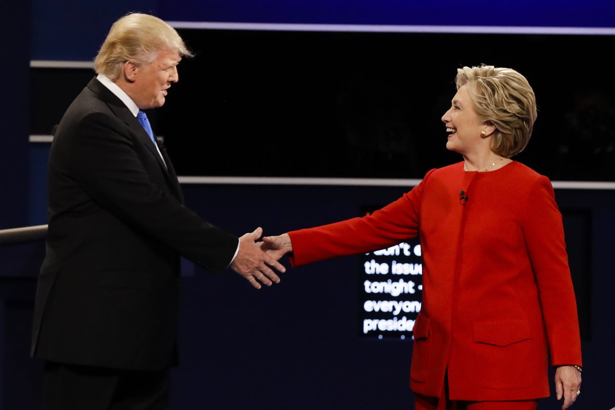 Saludo entre Hillary Clinton y Donald Trump al empezar el debate. La candidata demócrata pudo extender más el brazo que su oponente lo que demuestra fortaleza, según analista. (Foto Prena Libre: AP).