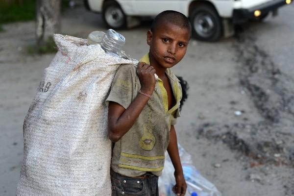 Millones de niños son obligados o se ven en la necesidad de efectuar trabajos que ponen en riesgo su salud, labores que truncan el futuro de estos menores. (Foto Prensa Libre: AFP)