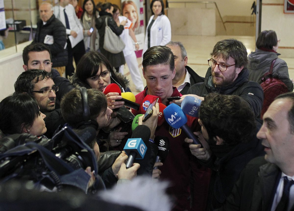 El delantero Fernando Torres habla con los periodistas a su salida del hospital A Coruña después de pasar la noche en observación por un fuerte golpe en la cabeza. (Foto Prensa Libre: EFE)