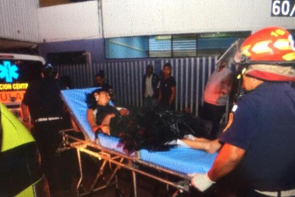 Bomberos Municipales trasladan a una de las heridas al hospital San Juan de Dios. (Foto Prensa Libre: CBM)<br _mce_bogus="1"/>