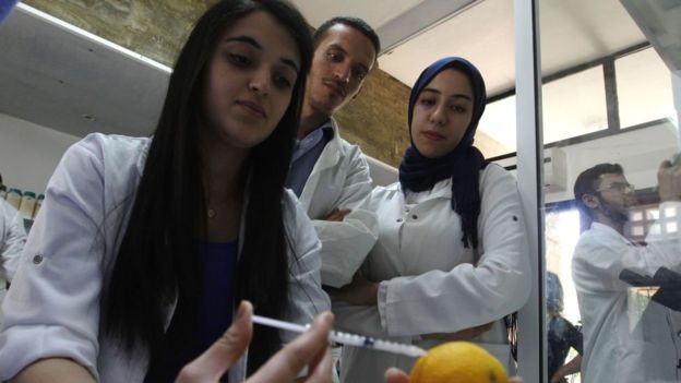 Hoy en día a las mujeres en Marruecos no les es tan difícil hacer una carrera en ciencias. AFP