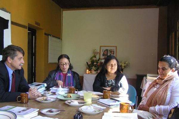 El embajador Stephen McFarland se solidarizó con miembros de Cedfog en Huehuetenango, donde laboraba la socióloga Emilia Quan, quien fue asesinada recientemente. (Foto Prensa Libre)