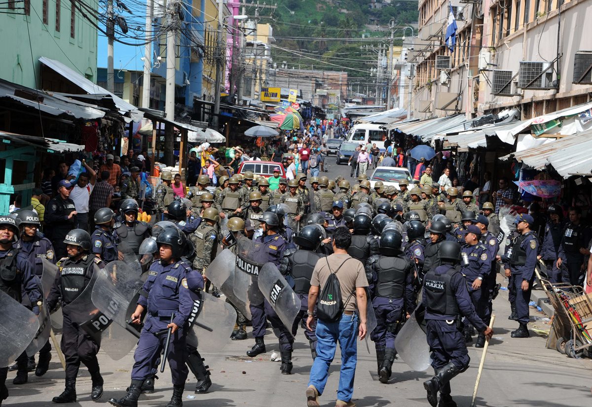 Cientos de policías y militares dispersaron este jueves a decenas de manifestantes que bloqueaban carreteras. (Foto Prensa Libre: AFP).