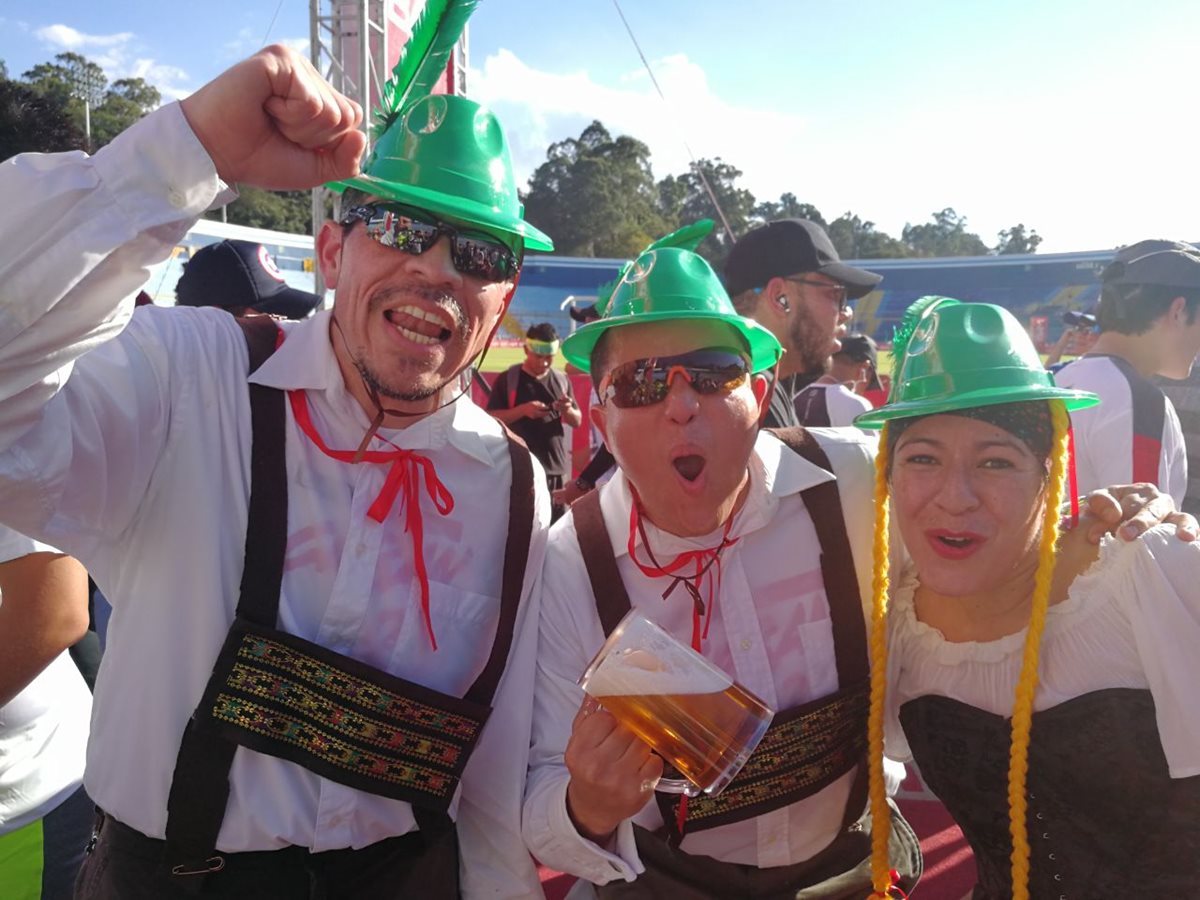 Los disfraces algo que caracteriza a la San Silvestre. (Foto Prensa Libre: Carlos Vicente)