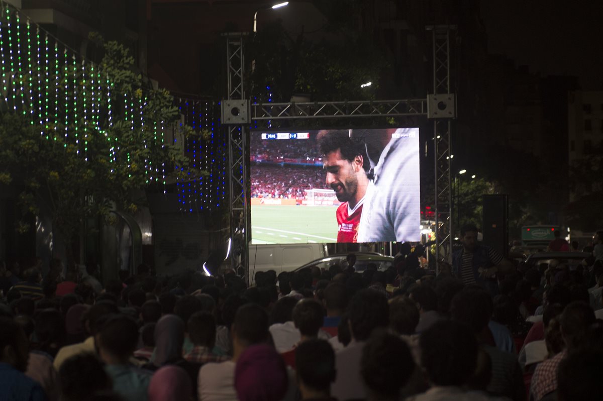 Los aficionados siguieron el duelo entre el Real Madrid y Liverpool en Egipto y en otro países. (Foto Prensa Libre: AFP)