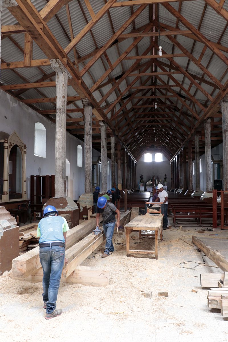El comité necesita Q350 mil para terminar la reconstrucción del templo. (Foto Prensa Libre: Eduardo Sam)