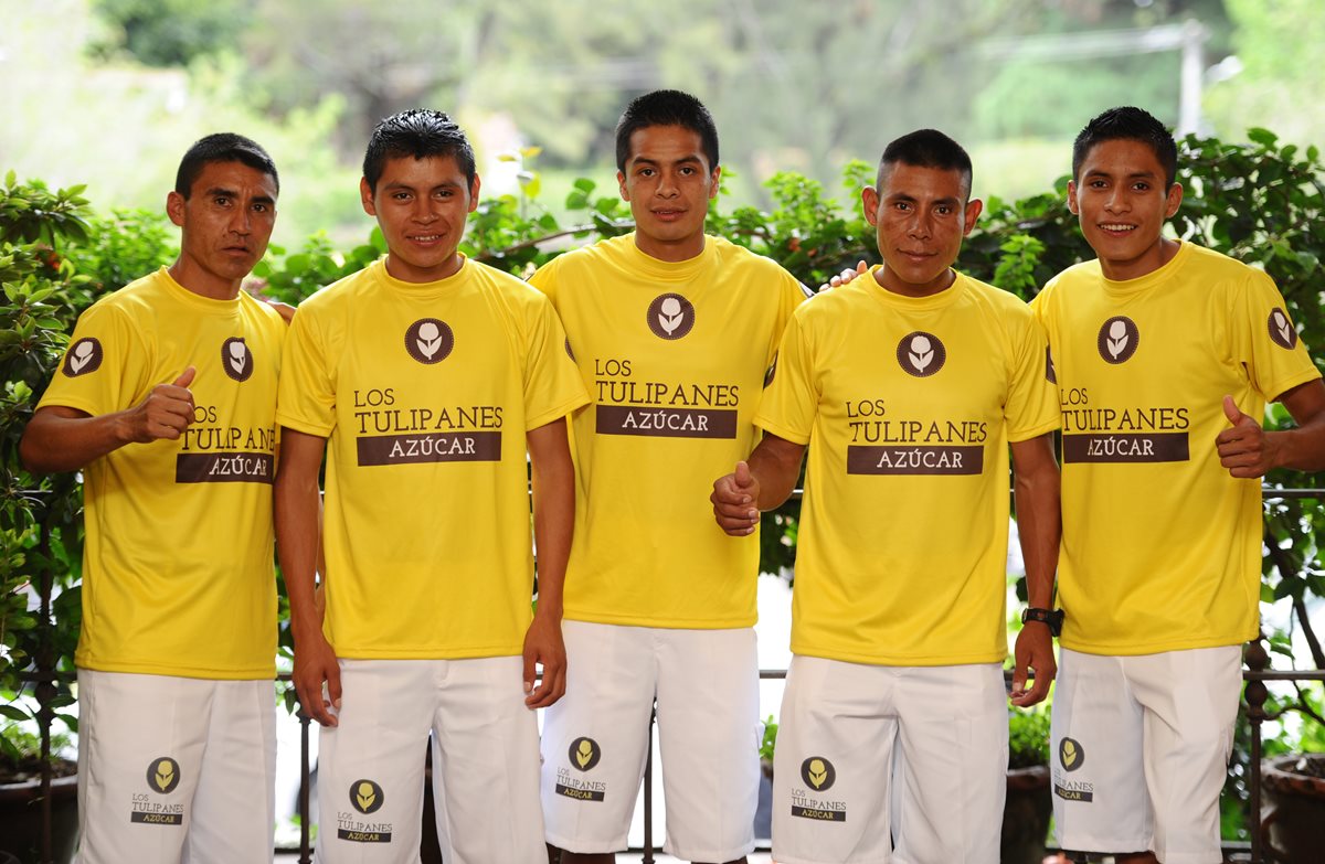 ALFREDO ARÉVALO —Izq,—, Domingo Icó, Ottoniel Mucía, José Caal —centro— y Mario Pacay integran el equipo que buscará brillar en los 21K de la ciudad. (Foto Prensa Libre: FRANCISCO SÁNCHEZ)