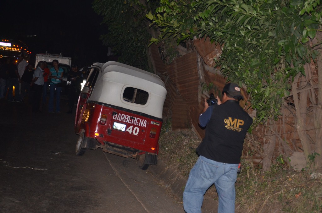 Mototaxi en el que fue atacado Santos Leonardo Cabrera, en Barberena, Santa Rosa. (Foto Prensa Libre: Oswaldo Cardona)