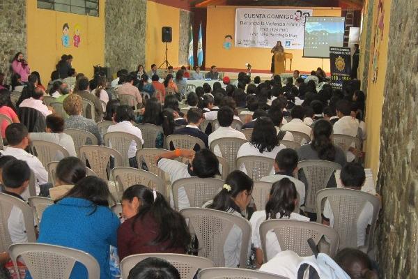 Estudiantes participan en el lanzamiento de la campaña.