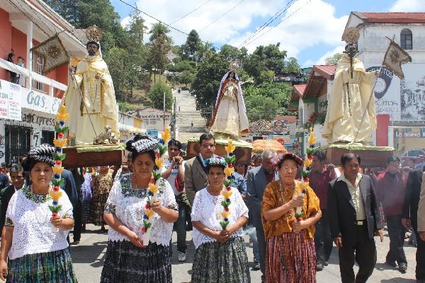 Cobaneros disfrutan de la feria patronal, donde se celebran actividades religiosas y artísticas.
