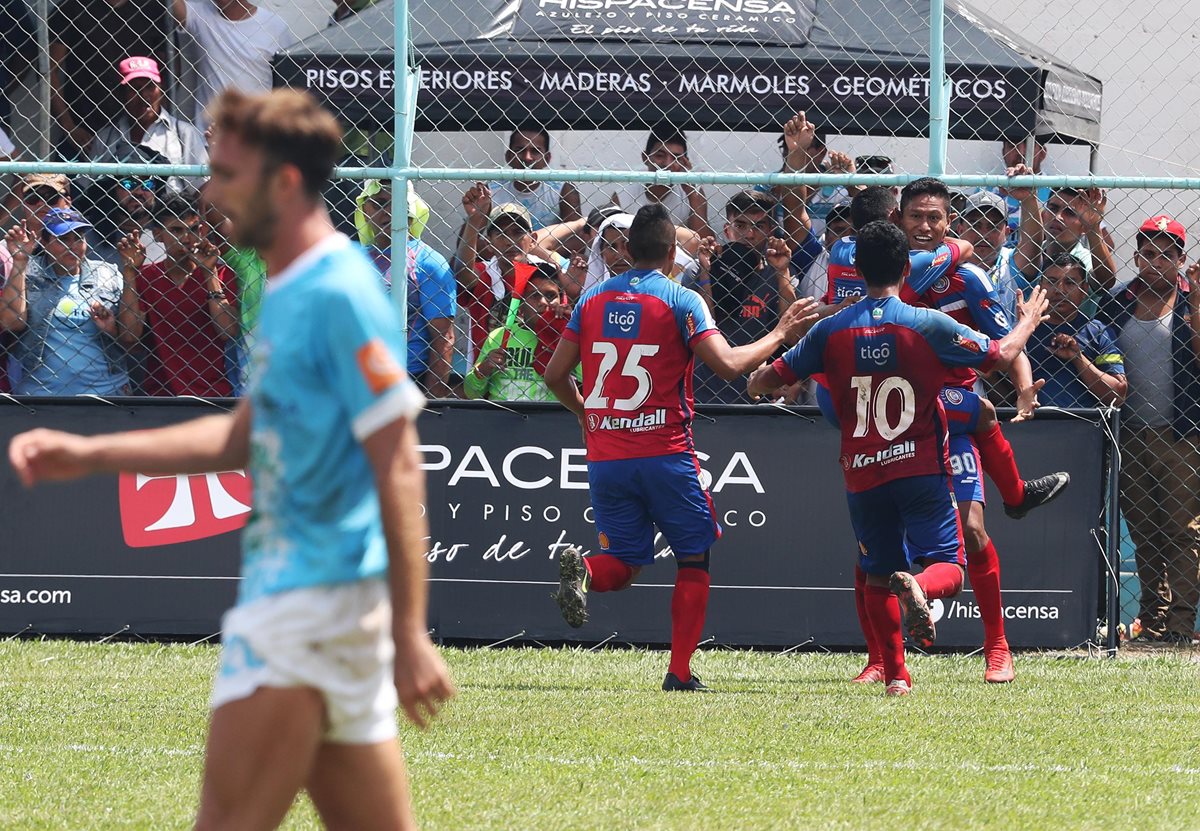Jorge Mario Ortiz fue el héroe de Xelajú al marcar contra Sanarate. (Foto Prensa Libre: Francisco Sánchez).