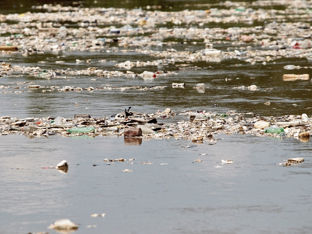 El río Motagua ha sido motivo de polémica por los niveles de contaminación producto de los desagües de varios municipios, incluyendo la capital. (Foto Prensa Libre: Hemeroteca PL)