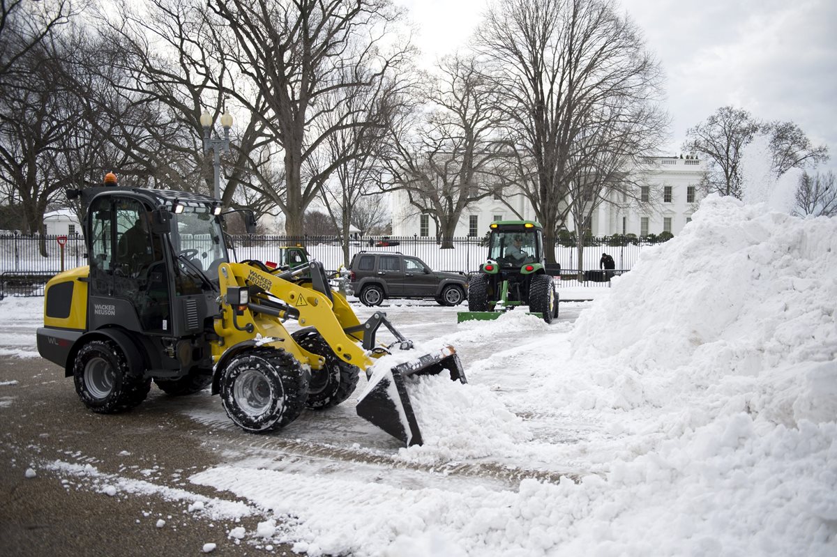 Un camión limpia la nieve en la calle frente a la Casa Blanca en Washington, D.C. (Foto Prensa Libre: AP).