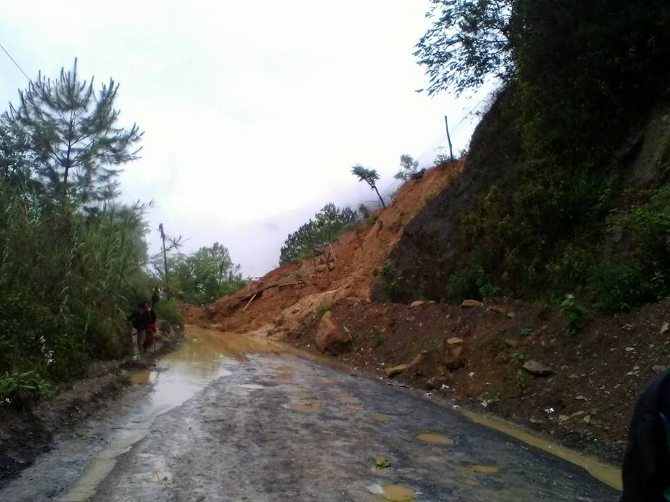 Un derrumbe bloquea la carretera entre Chicamán, Quiché, y San Cristóbal Verapaz, Alta Verapaz. (Foto Prensa Libre: Héctor Cordero)