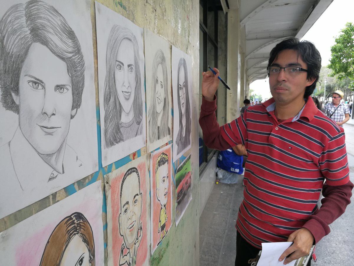 Irrael Miranda muestra parte de su trabajo, en el Paseo de la Sexta, zona 1 de la capital. (Foto Prensa Libre: César Pérez)