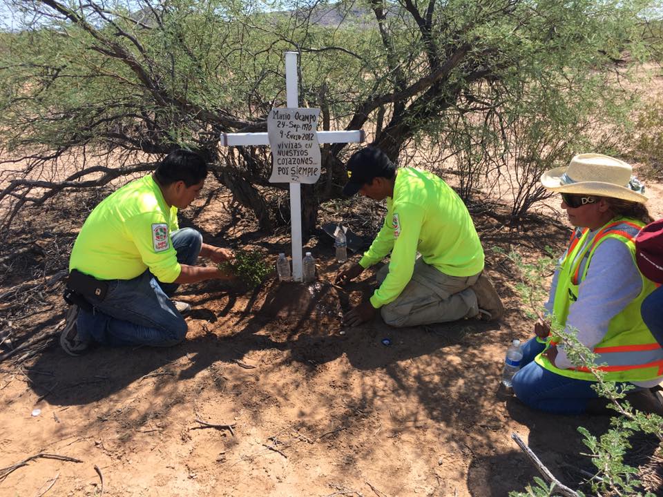 Voluntarios colocan una cruz en el lugar donde fue hallado el cadáver de un migrante. (Foto: Facebook/Águilas del Desierto)