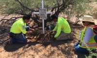 Voluntarios colocan una cruz en el lugar donde fue hallado el cadáver de un migrante. (Foto: Facebook/Águilas del Desierto)