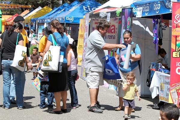Personas participan en la Feria del Consumidor enfocada el verano que se lleva a cabo en el Campo Marte, zona 5. (Foto Prensa Libre: Paulo Raquec)<br _mce_bogus="1"/>