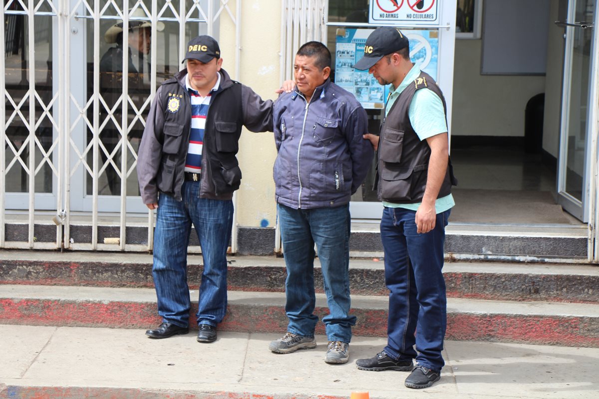 Juan Laz Quino es puesto a disposición de un juez, luego de haber sido capturado por trata de personas en San Francisco El Alto. (Foto Prensa Libre: Édgar Domínguez)