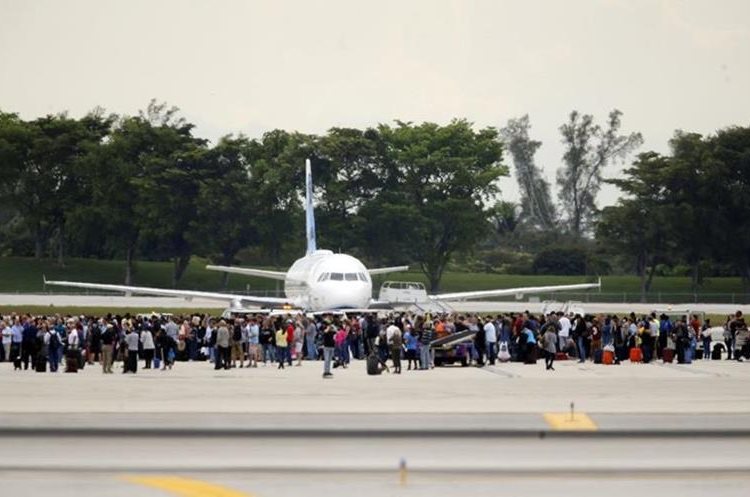 En el aeropuerto de Fort Landerdale las personas son protegidas en la pista, ante posibles amenazas terroristas. (Foto Prensa Libre: AP)