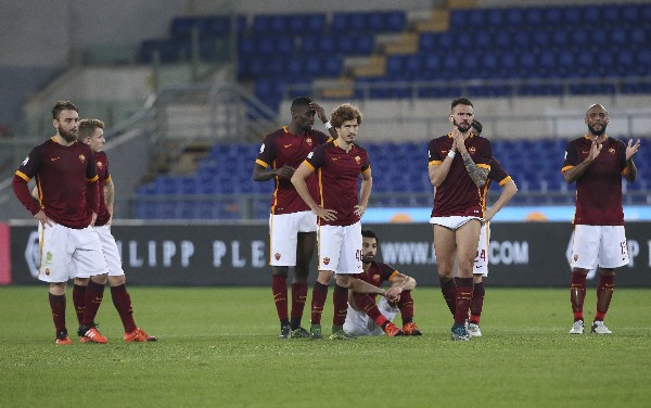 Los jugadores de la Roma se lamentan por la derrota. (Foto Prensa Libre: AP)