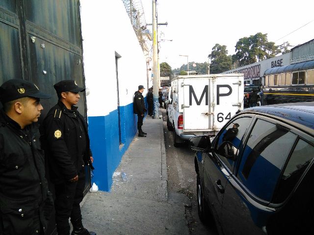 Policías custodian el ingreso a la correcional Gaviotas en la zona 13. (Foto Prensa Libre: Estuardo Paredes)
