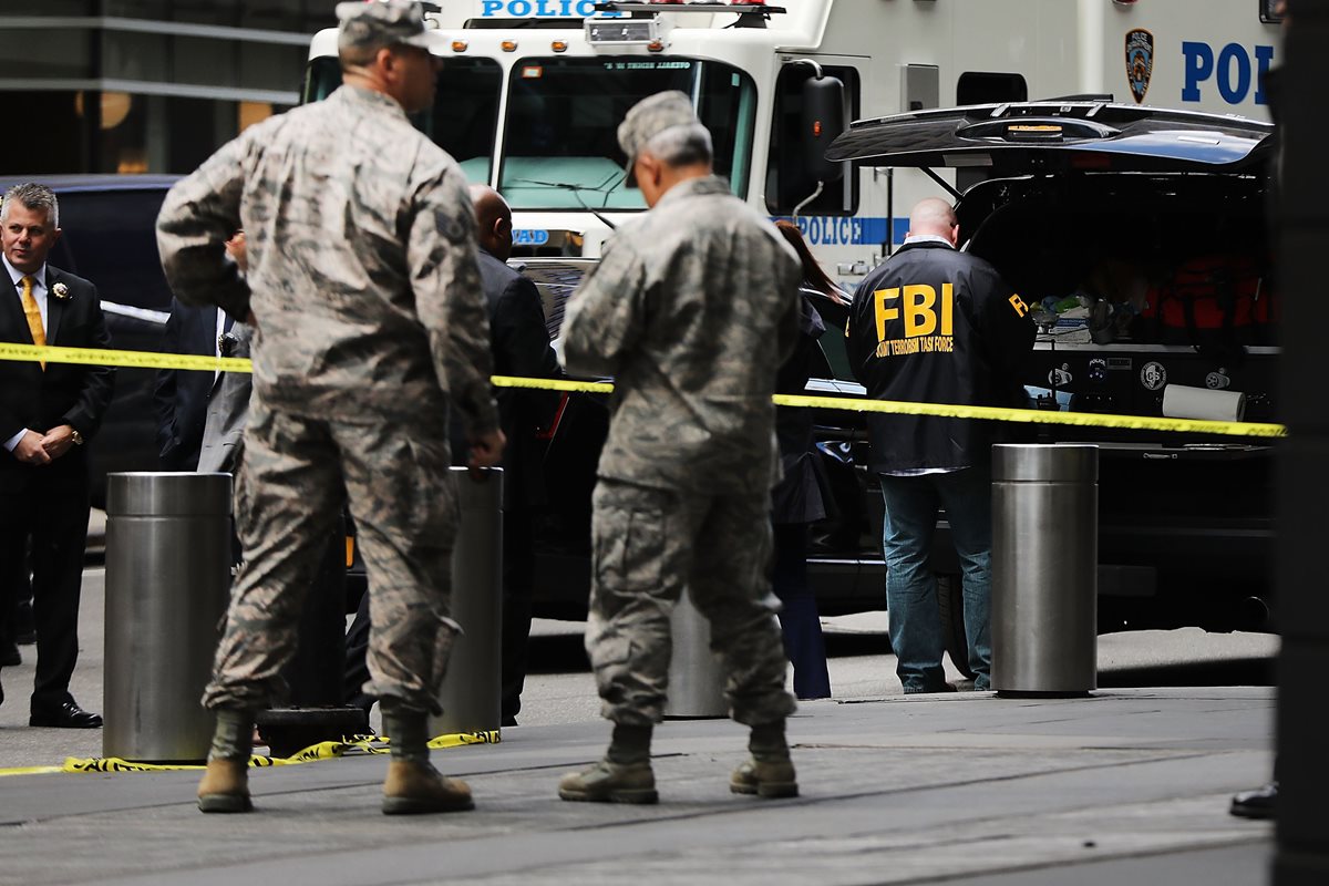 Agentes del FBI inspeccionan un edificio en Nueva York ante la presencia de un paquete sospechoso. (Foto Prensa Libre: AFP)