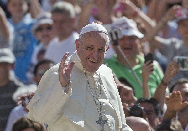 <em>El Papa saludando durante la audiencia general en la Plaza San Pedro.</em>