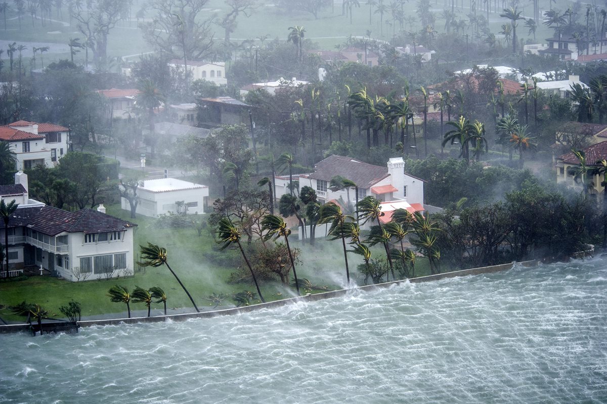 Irma se debilita en Florida, pero causa fuerte lluvia e inundaciones. (Foto Prensa Libre: EFE)